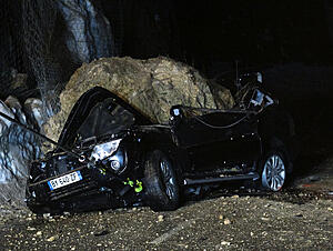 Driver survives a 20-ton boulder dropping on car roof-dafnv.jpg