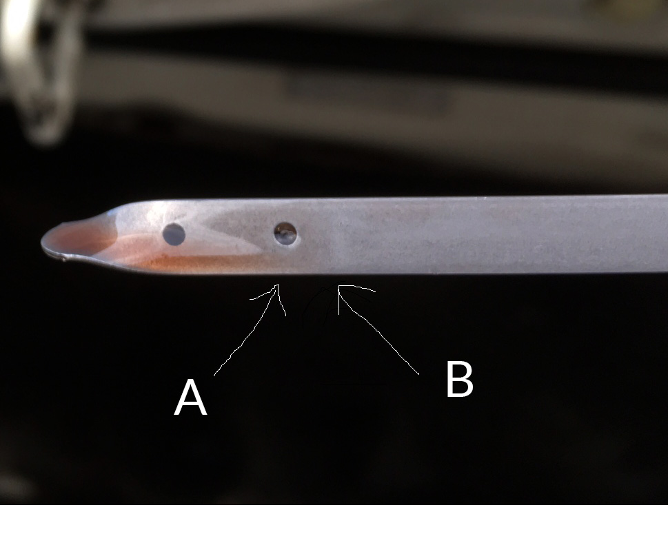 Oil dipstick doesn't show a clear reading. What do I make of this? Why is  the end darker than the rest? : r/Cartalk